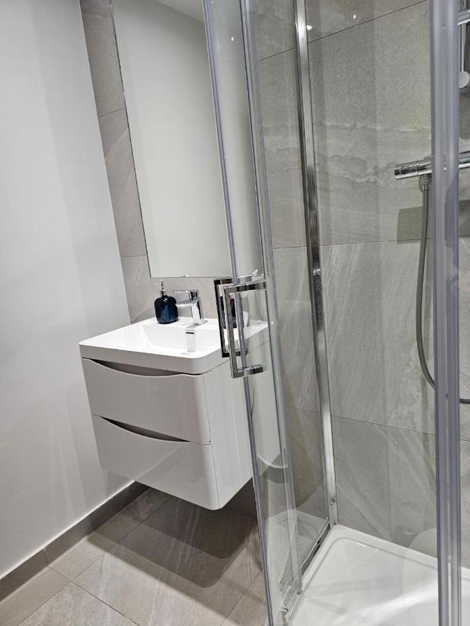 C2, Spacious 2 Bedroom Flat In Wembley Apartment London