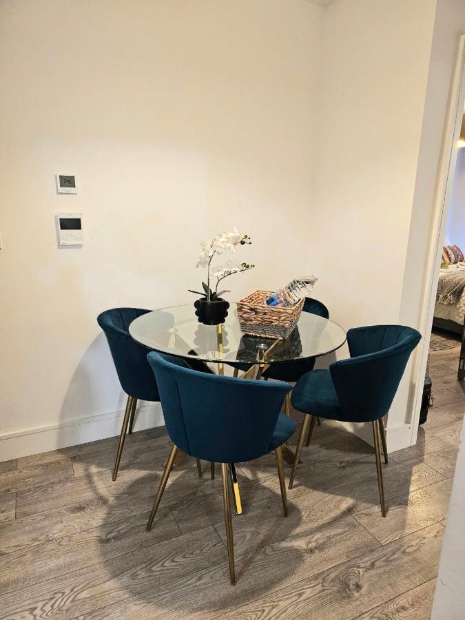 C2, Spacious 2 Bedroom Flat In Wembley Londen