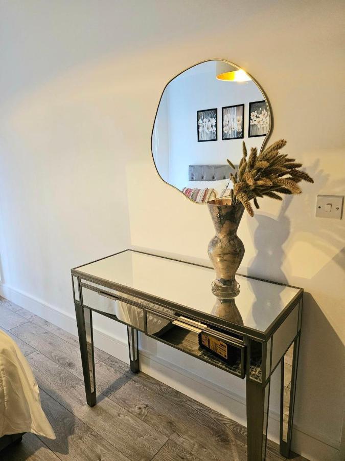 C2, Spacious 2 Bedroom Flat In Wembley Apartment London