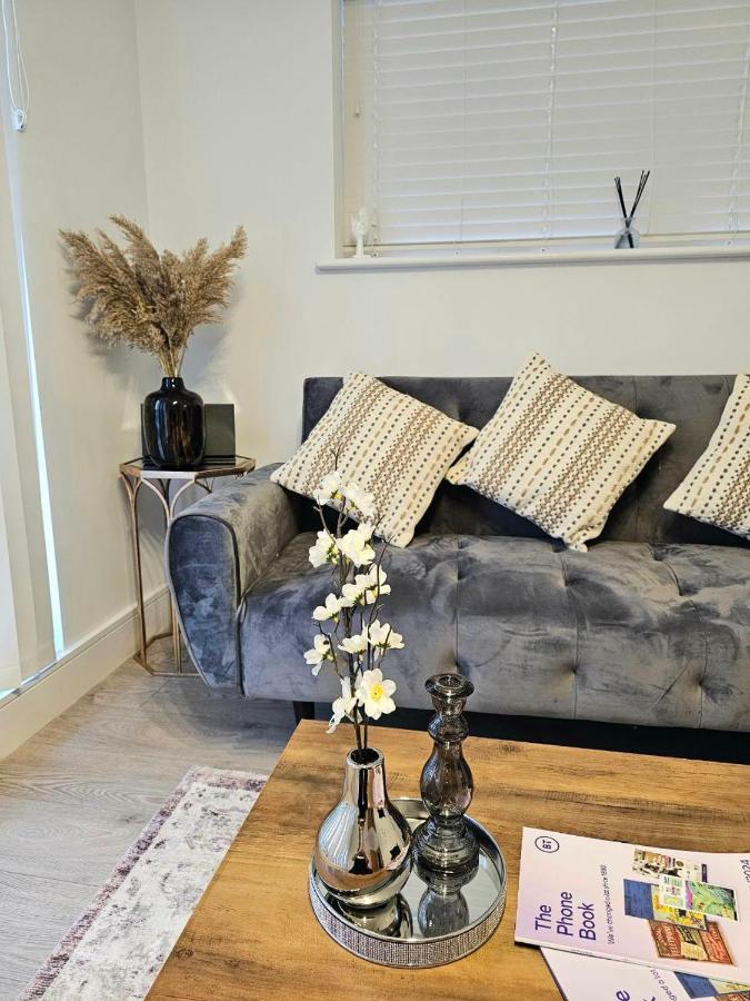 C2, Spacious 2 Bedroom Flat In Wembley Apartment