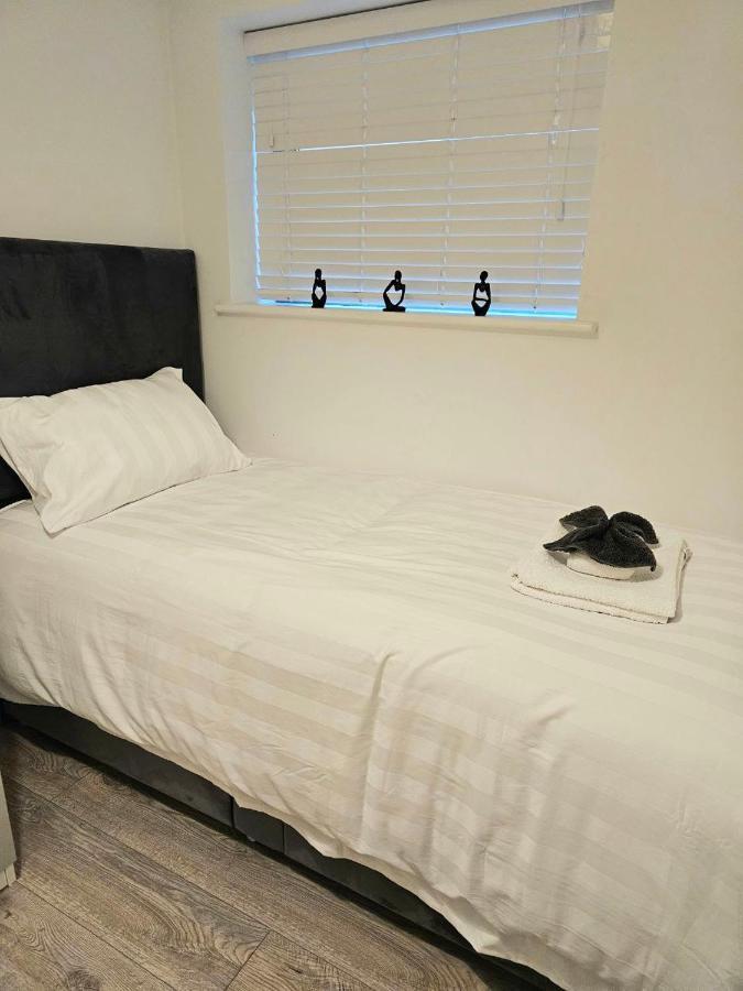 C2, Spacious 2 Bedroom Flat In Wembley Apartment