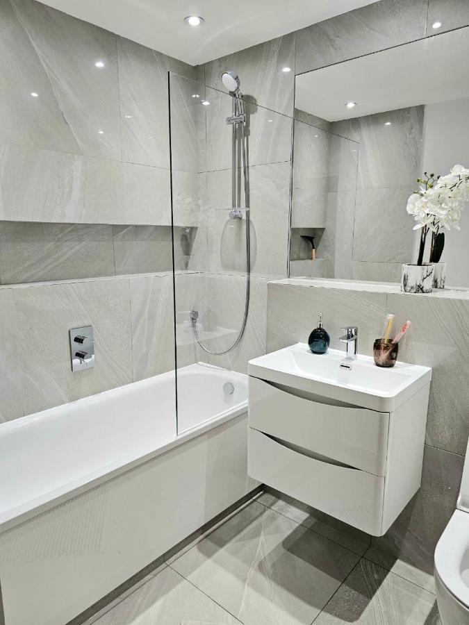 C2, Spacious 2 Bedroom Flat In Wembley Apartment *