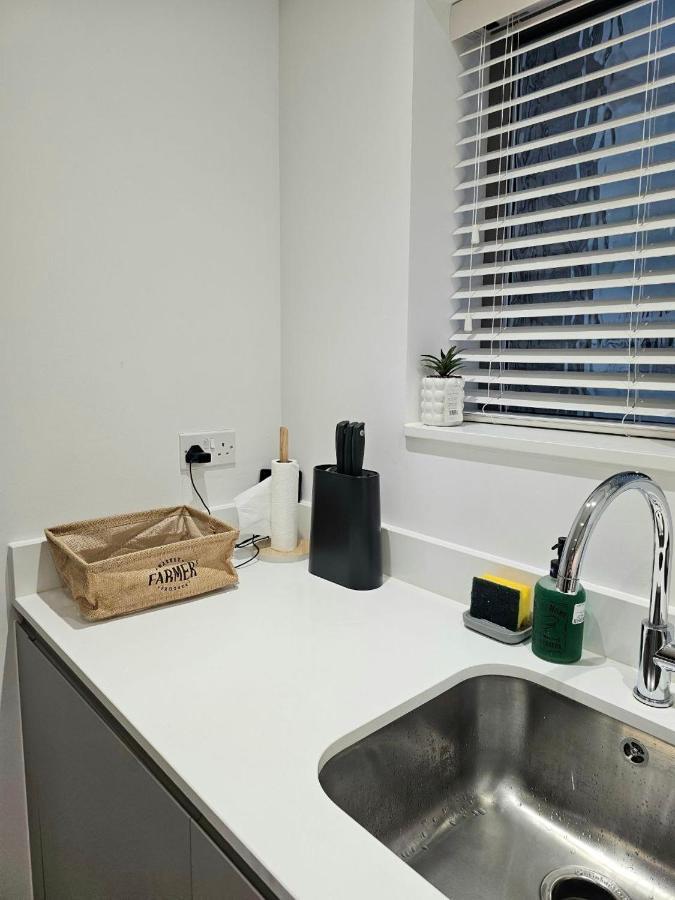 C2, Spacious 2 Bedroom Flat In Wembley Apartment