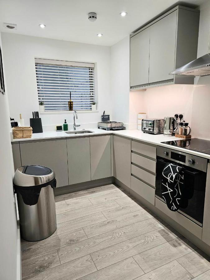 C2, Spacious 2 Bedroom Flat In Wembley Apartment