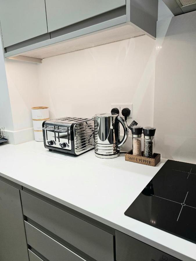 C2, Spacious 2 Bedroom Flat In Wembley Apartment London