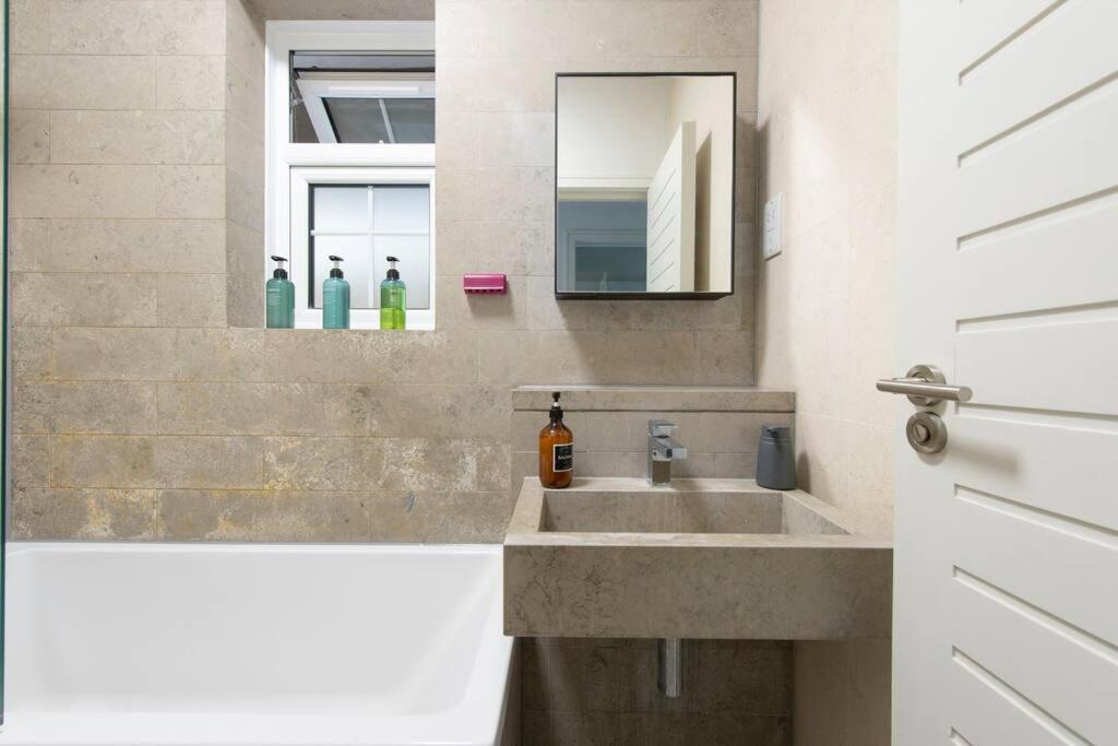 Appartement 2 Bedroom Modern Urban Sanctuary 1cc - Cherrydeal