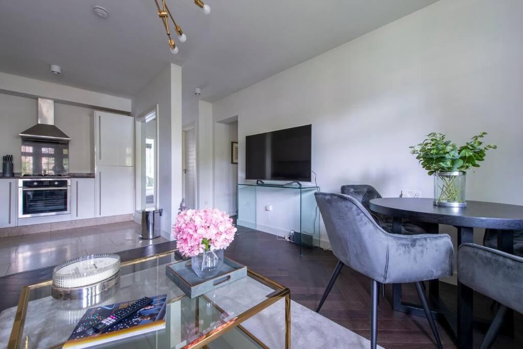 2 Bedroom Modern Urban Sanctuary 1cc - Cherrydeal Appartement Londen