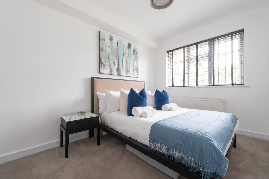 2 Bedroom Modern Urban Sanctuary 1cc - Cherrydeal Londen