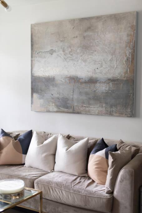 2 Bedroom Modern Urban Sanctuary 1cc - Cherrydeal Londen
