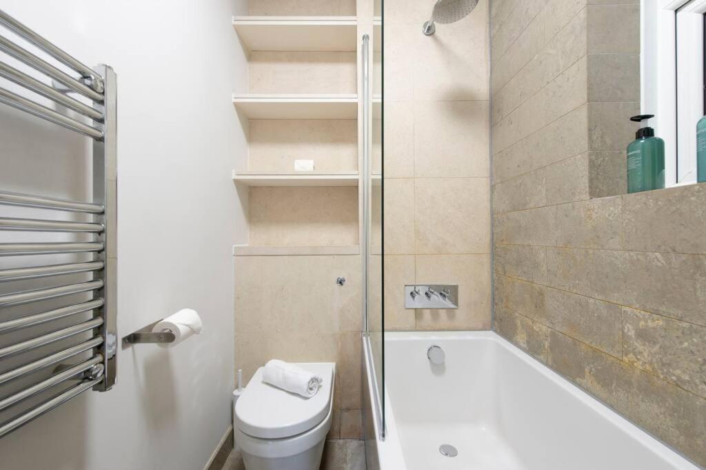 2 Bedroom Modern Urban Sanctuary 1cc - Cherrydeal Londen
