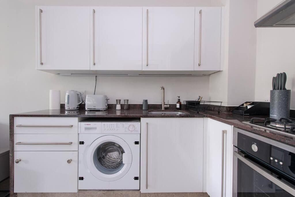 2 Bedroom Modern Urban Sanctuary 1cc - Cherrydeal Appartement Londen
