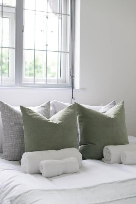 2 Bedroom Modern Urban Sanctuary 1cc - Cherrydeal * Londen