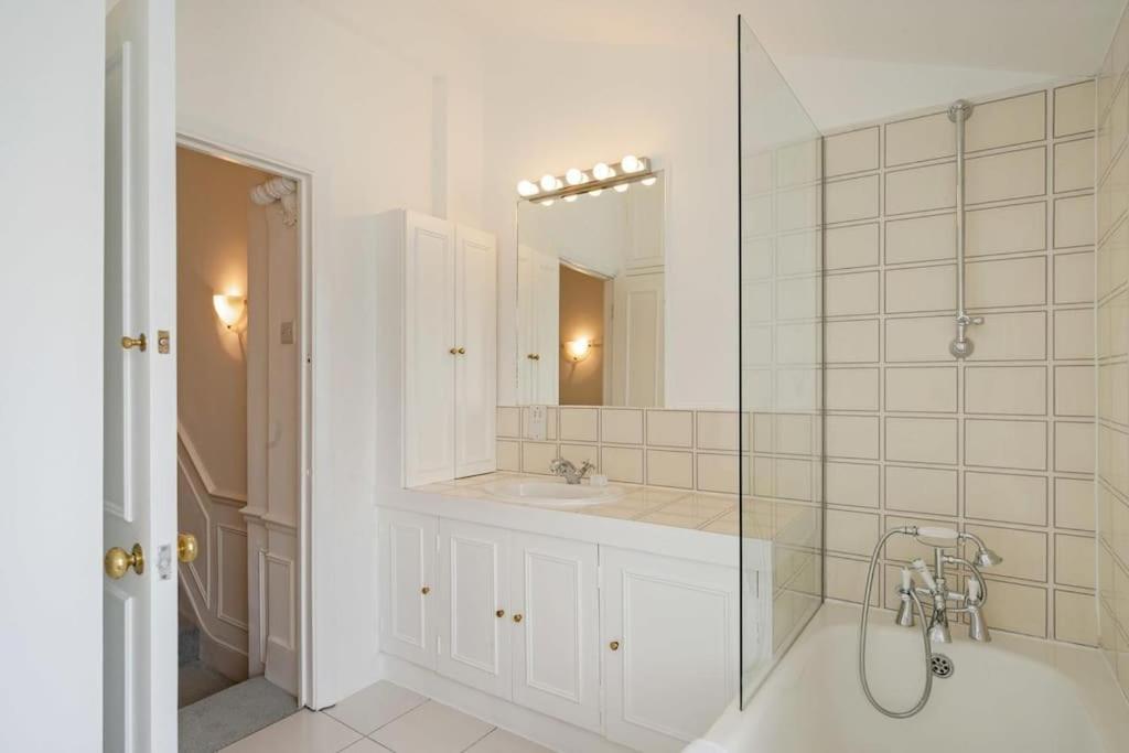 Beautiful Two Bedroom Maisonette In The Heart Of Chelsea Leilighet *