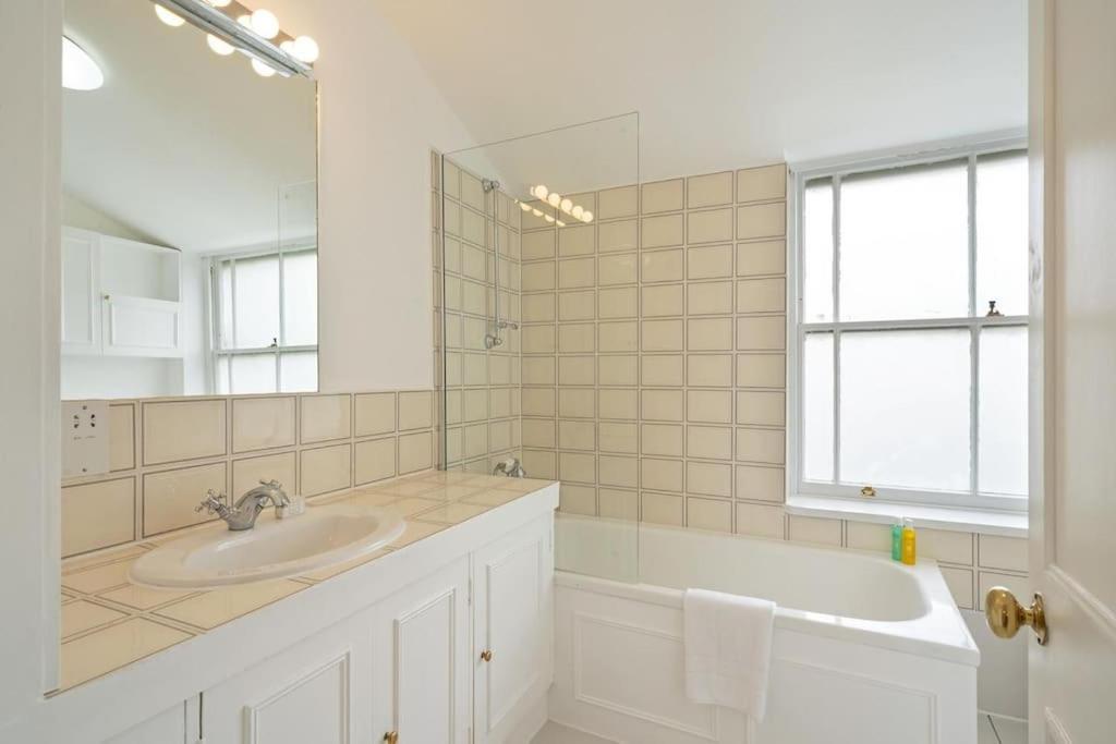 Beautiful Two Bedroom Maisonette In The Heart Of Chelsea Appartamento
