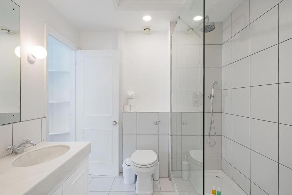 Beautiful Two Bedroom Maisonette In The Heart Of Chelsea Appartamento *