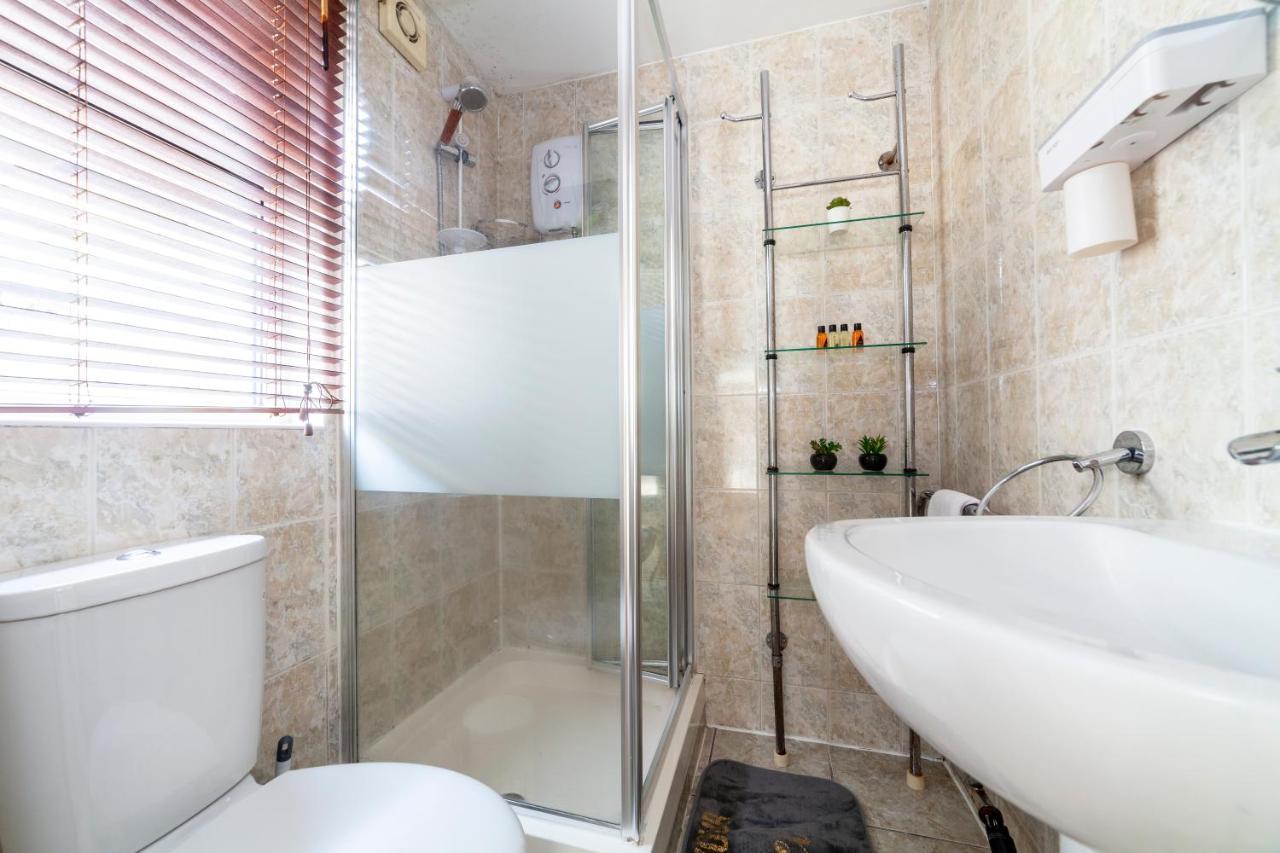 Apartment Bright 1 Bedroom Wpatio, Next To Westfield Centre *