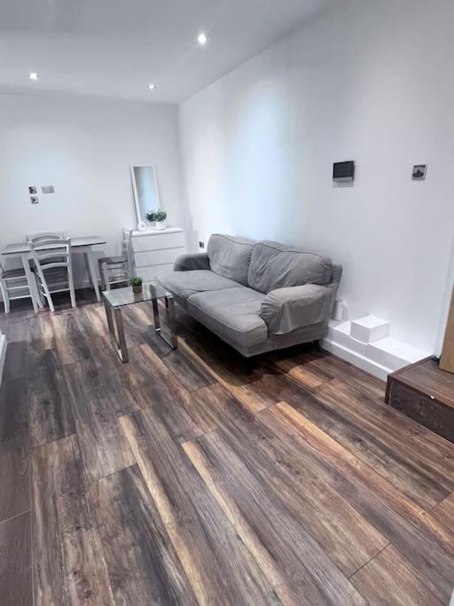 Lägenhet Flat 3, 417 Fulham, 2 Bedroom, 1 Bathroom Flat *