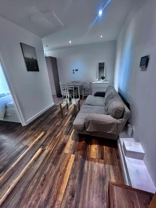 Flat 3, 417 Fulham, 2 Bedroom, 1 Bathroom Flat Lägenhet London