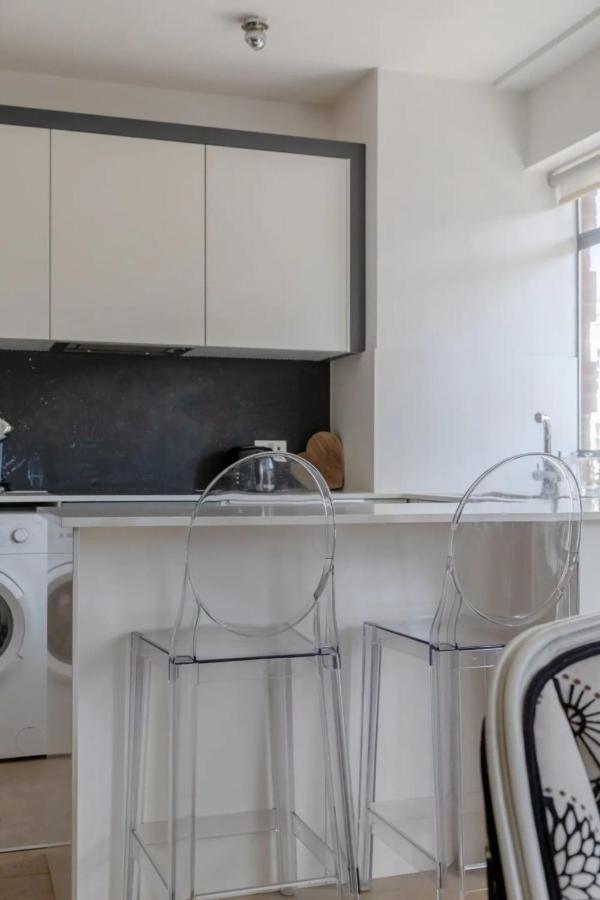 Sleek & Stylish 1bd Flat W Balcony - Kings Road Apartment London