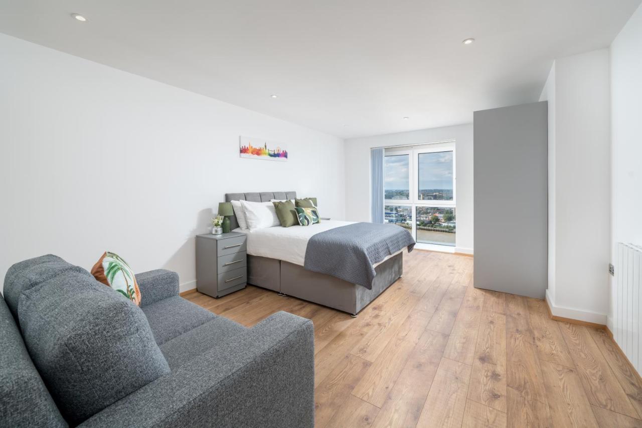 Apartment Skyvillion - Skyview Overseeing River Thames By Woolwich Ferry, Near Excel, O2 Arena, Airport, Free Wifi & Free Onsite Parking, Fantastic Rates For Longer London
