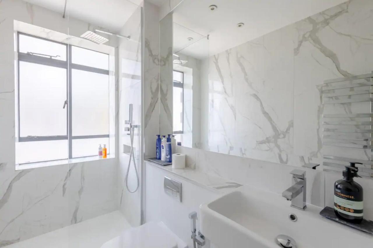 Apartment Sleek & Stylish 1bd Flat W Balcony - Kings Road London