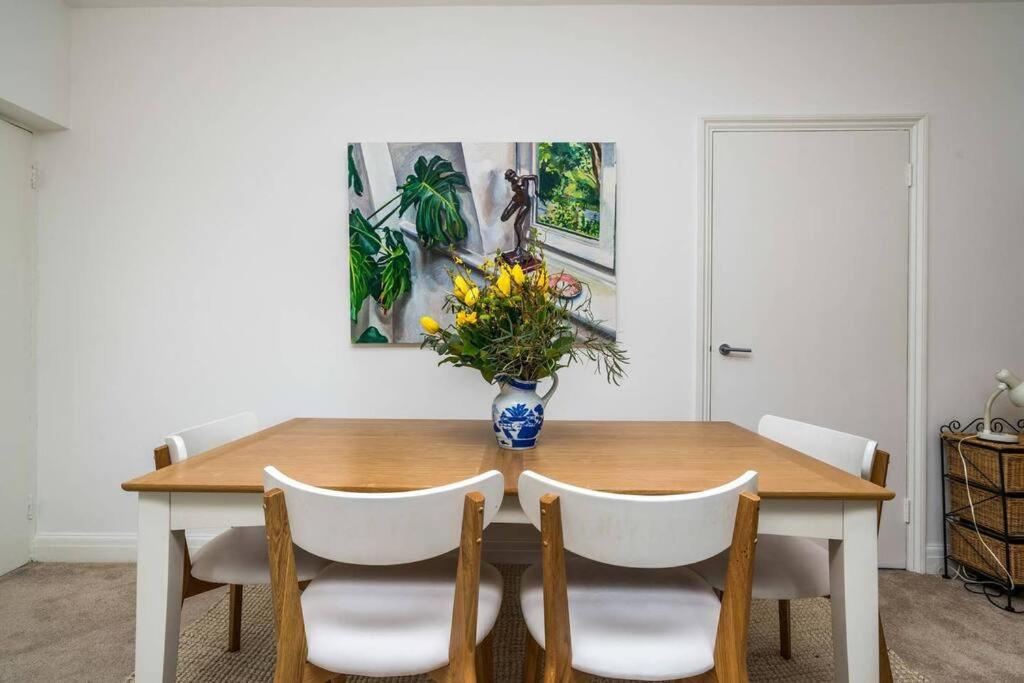 Elegant 2-Bedroom Getaway W Terrace & Garden Views * Londen