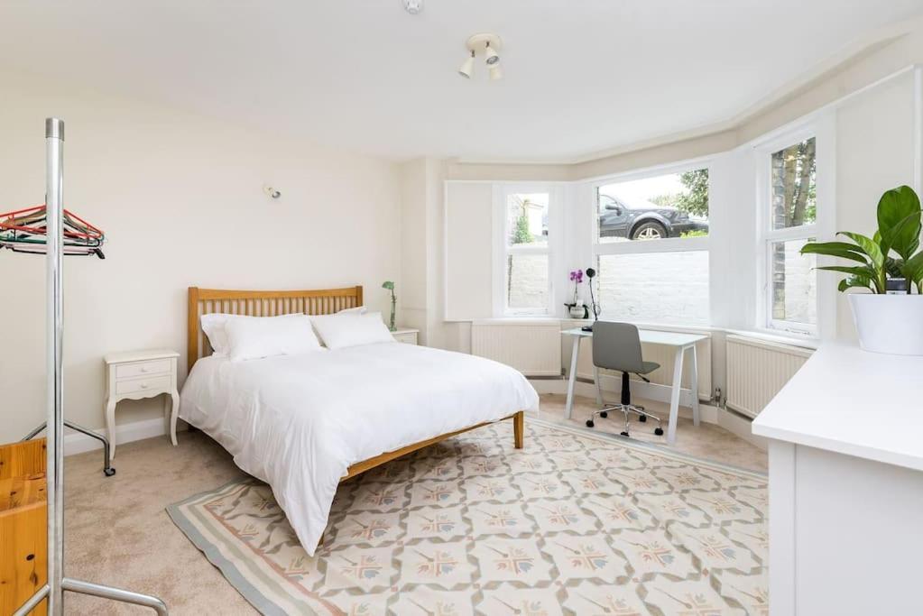 Spacious 2 Bed Garden Flat By The Thames+parking * London
