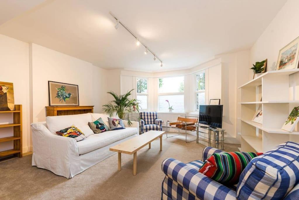 Spacious 2 Bed Garden Flat By The Thames+parking Lägenhet