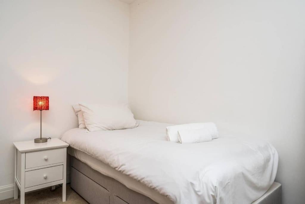 Spacious 2 Bed Garden Flat By The Thames+parking Lägenhet *