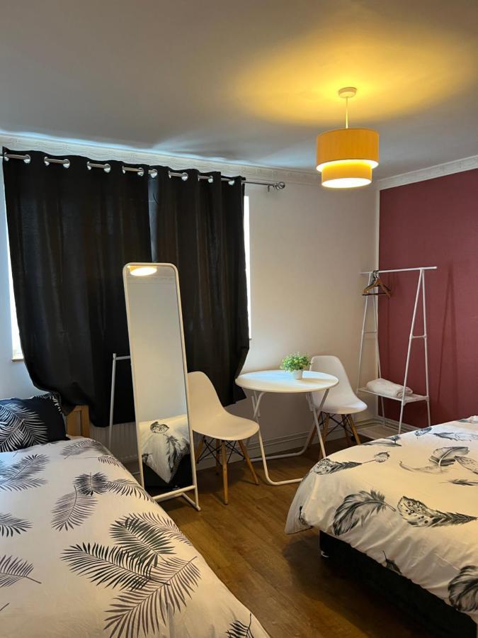Rum i privatbostad Private With Two Beds Near