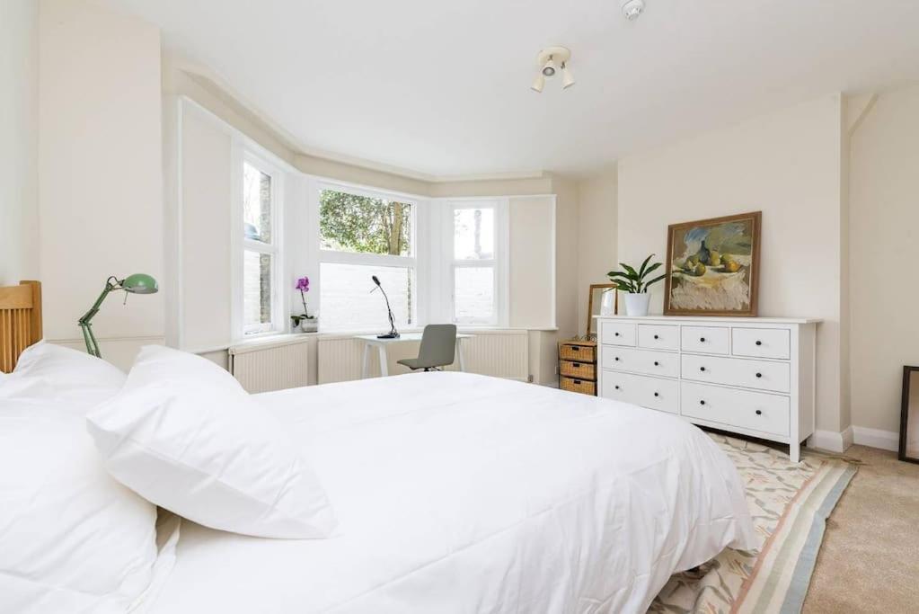 Spacious 2 Bed Garden Flat By The Thames+parking Lägenhet