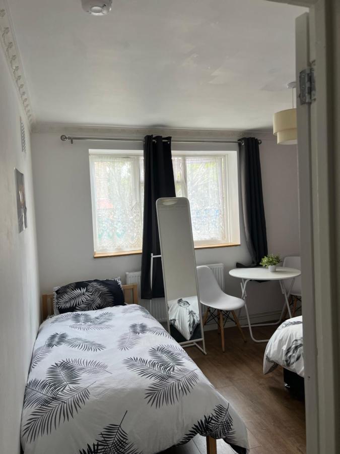 Private With Two Beds Near Rum i privatbostad