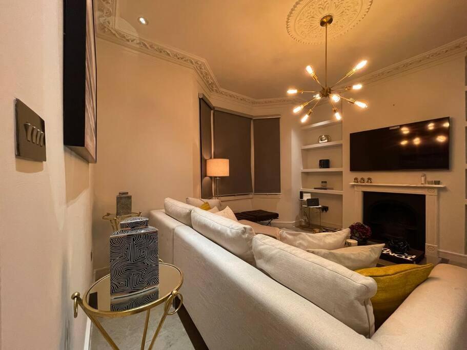 Quintessential Town House Close To Londen