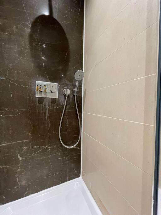 Quintessential Town House Close To * Londen