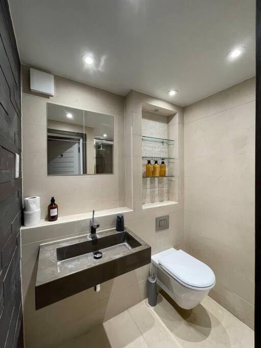 Quintessential Town House Close To Appartement Londen