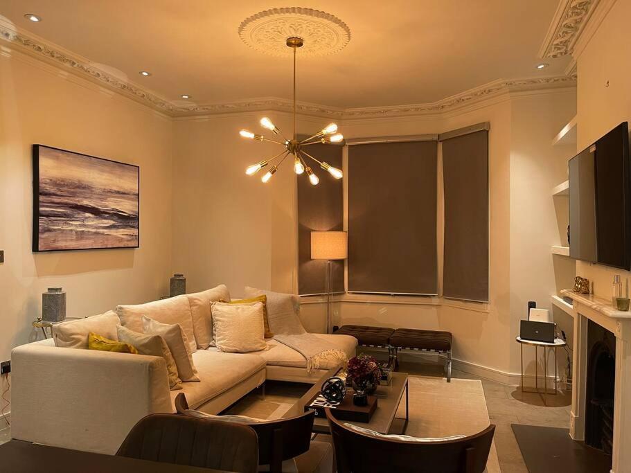 Quintessential Town House Close To Londen