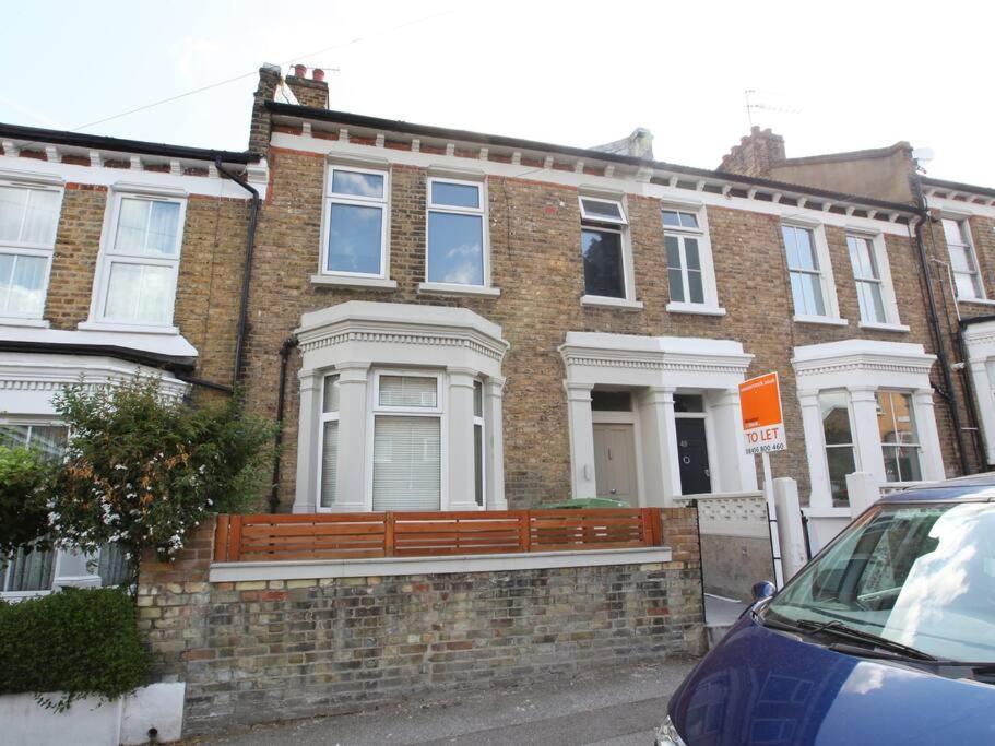 Quintessential Town House Close To Appartement