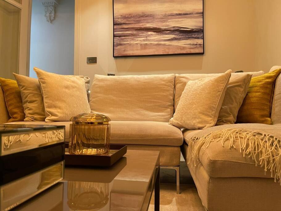 Quintessential Town House Close To Londen