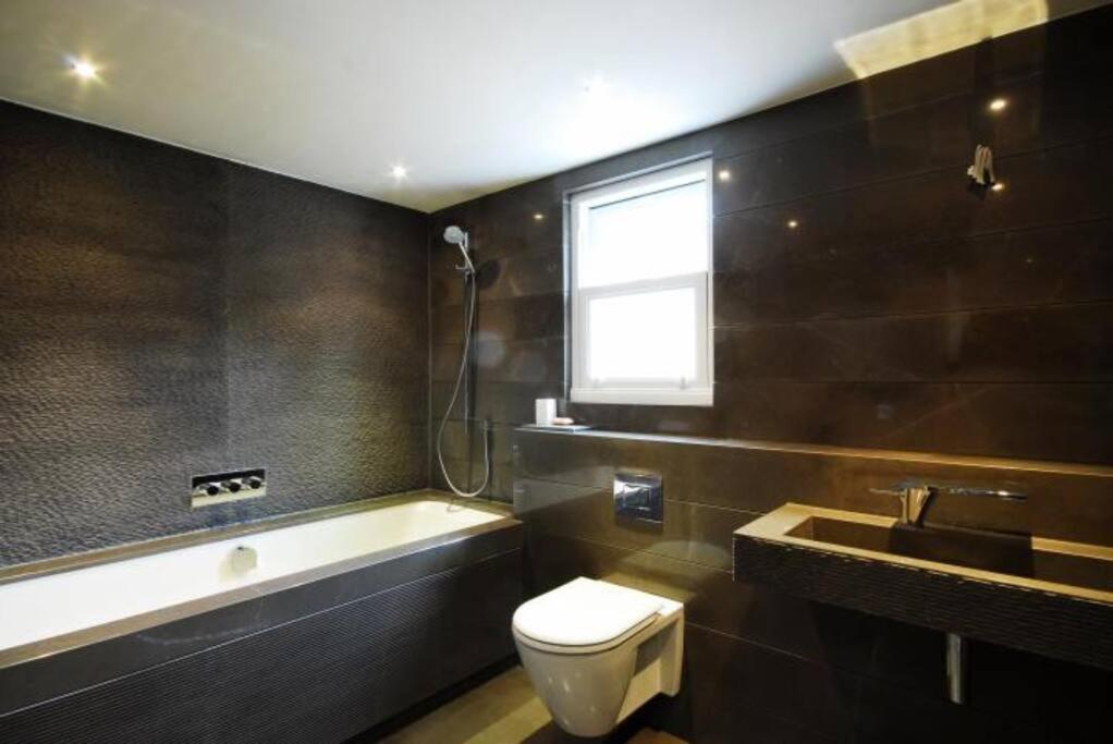 Quintessential Town House Close To Appartement Londen