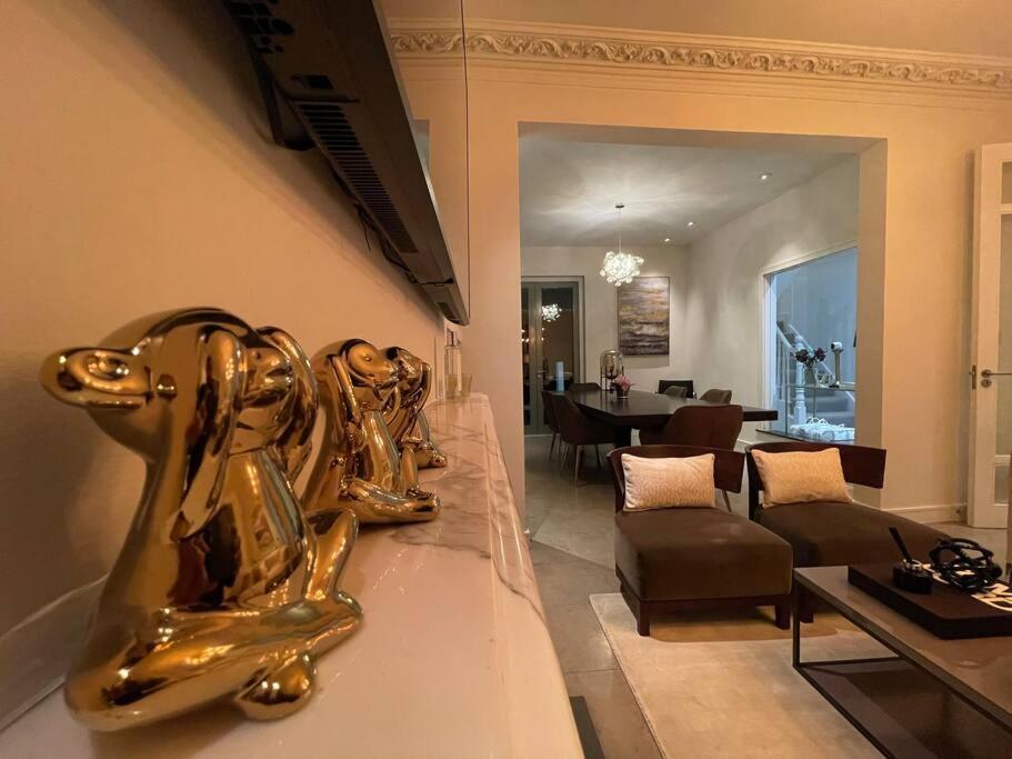 Quintessential Town House Close To Appartement *