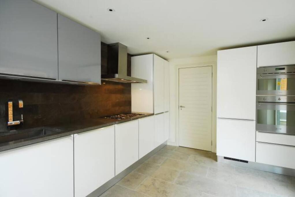 Quintessential Town House Close To Londen