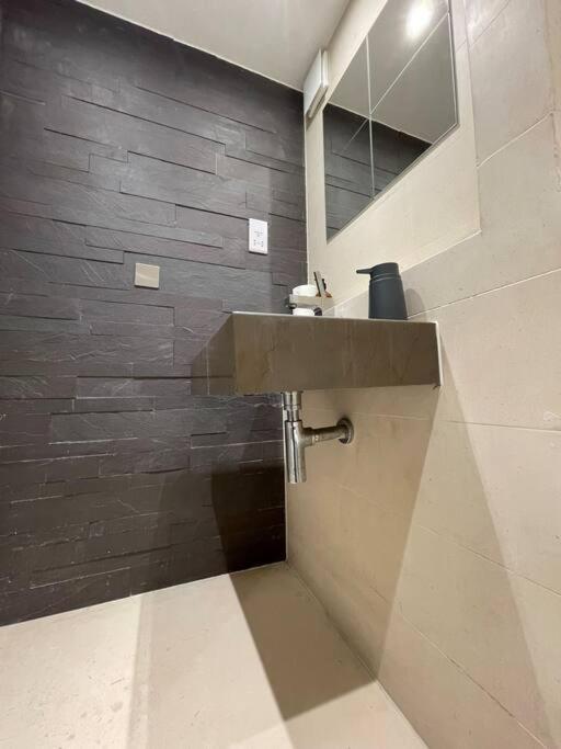 Quintessential Town House Close To Appartement