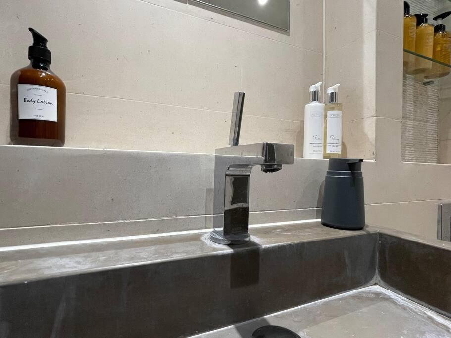 Quintessential Town House Close To Appartement Londen