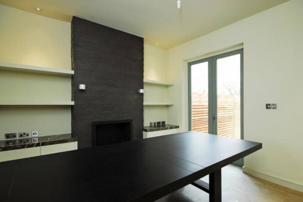 Quintessential Town House Close To * Londen