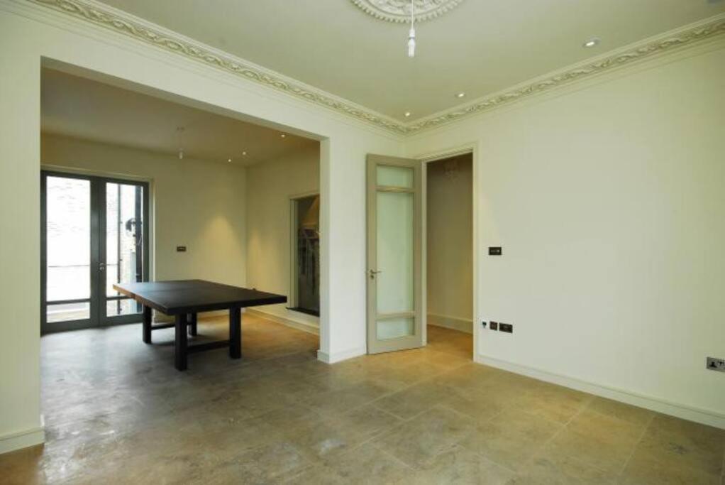 Quintessential Town House Close To Appartement Londen