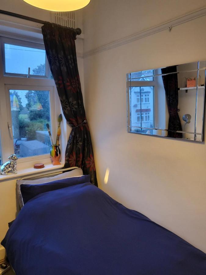 Homestay Very Bright & Cosy Little Bedroom *