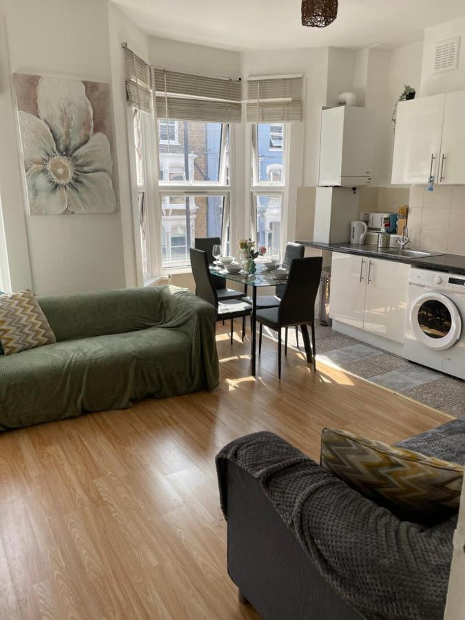 Large, Bright And Spacious 3 Bed Flat In Leilighet *