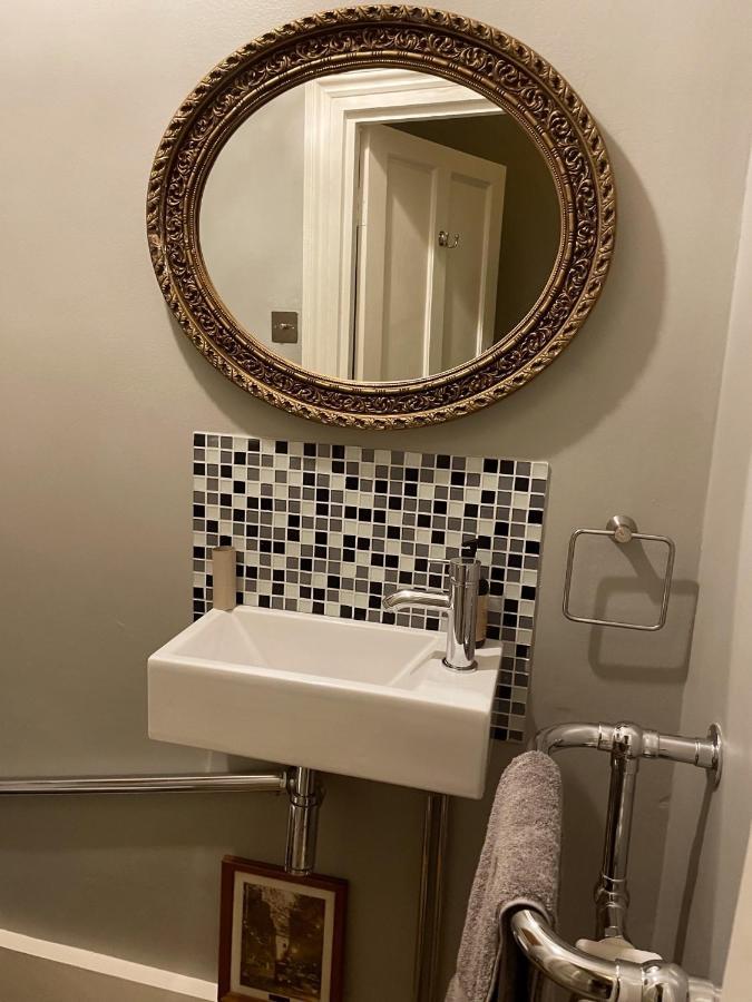 2 Bedroom Garden Flat /kings Cross, *