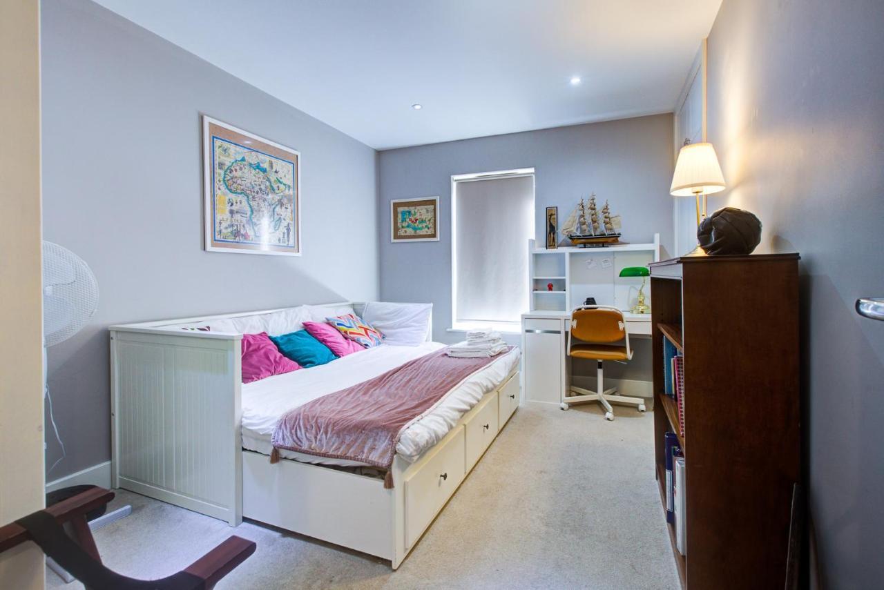 Appartamento 2 Bedroom Spacious In The Heart Fulham Londra