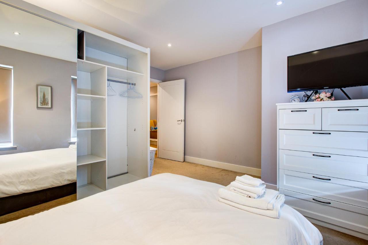 Appartamento 2 Bedroom Spacious In The Heart Fulham Londra